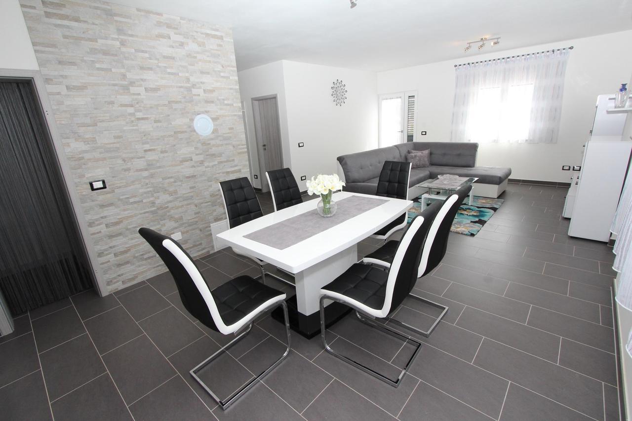 Apartma Mondelaco